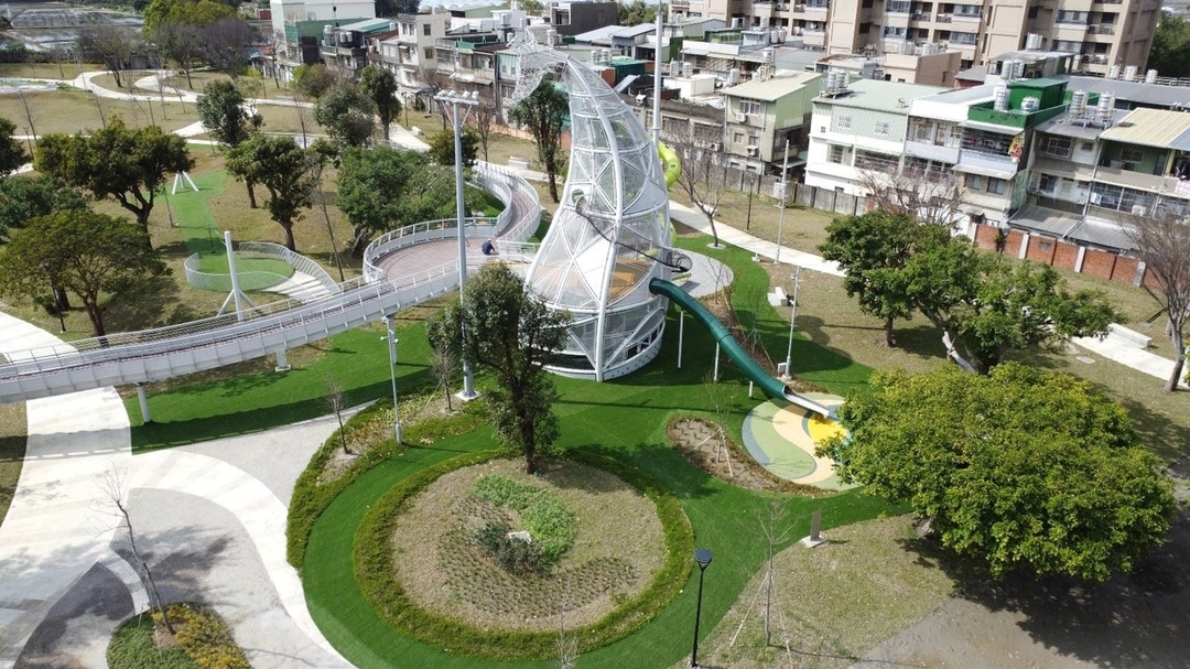 八德區楓樹腳公園：挑戰16米長頸鹿高塔。這裡擁有全台罕見的超大型主題遊戲塔，高達16公尺的長頸鹿造型極具視覺衝擊力。結合空中懸空式爬籠，專為訓練孩子的勇氣與協調性而生，是今年社群洗版的最強地標。