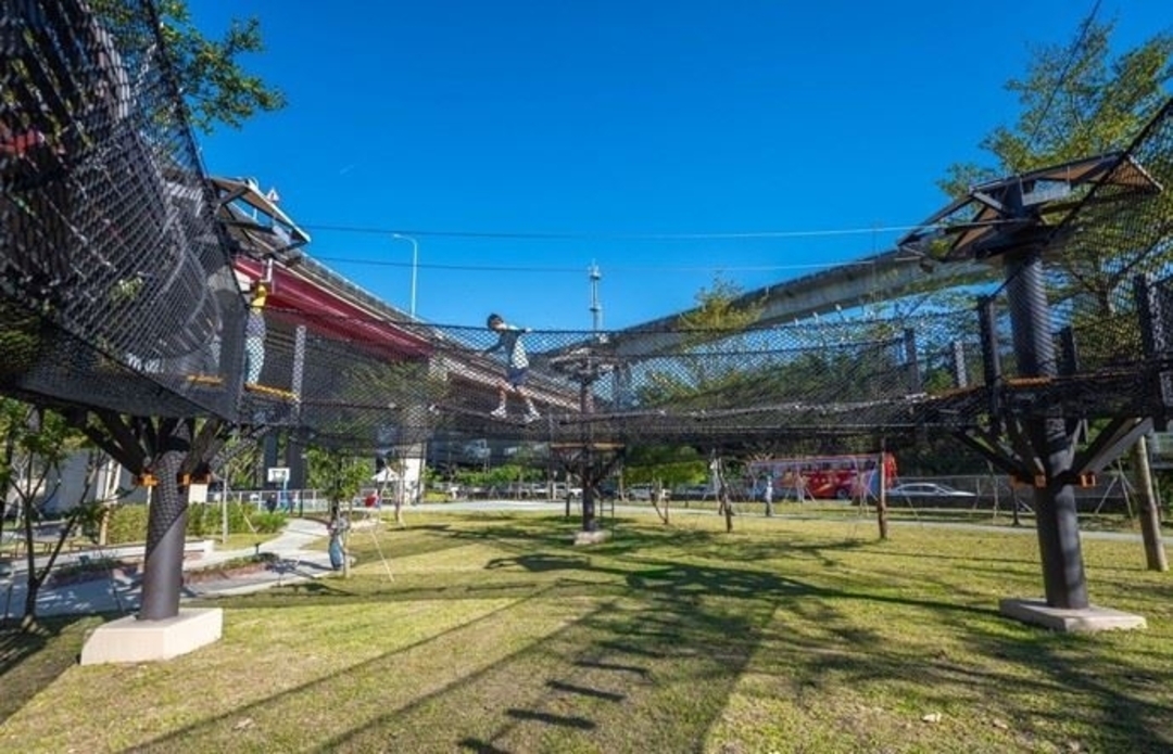 平鎮區平鎮運動公園：推出多達19道的「空中繩索關卡」，是青少年挑戰平衡感與肌耐力的絕佳場域。