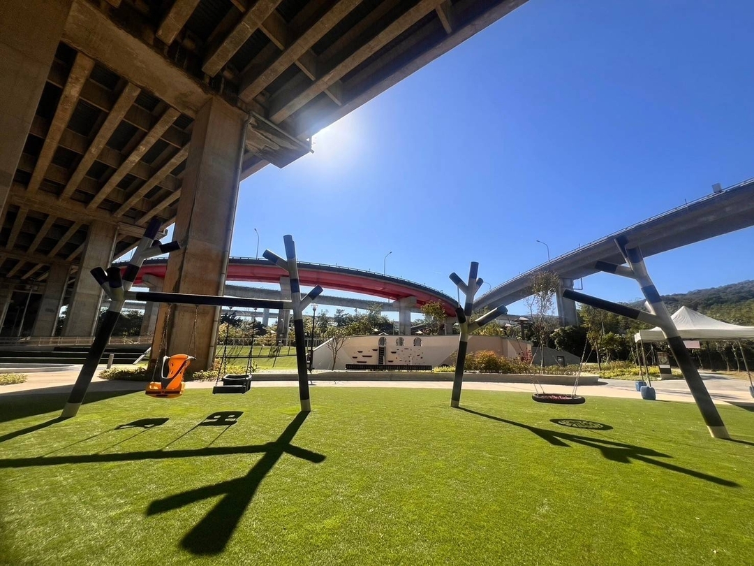 「平鎮運動公園遊戲場景觀改善工程」擺盪遊戲場
