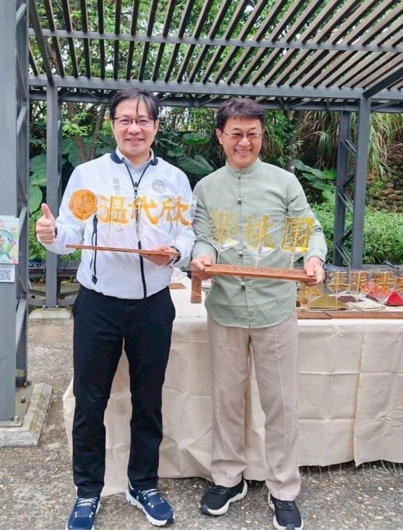 左一為溫秘書長代欣，與畫糖師傅合影